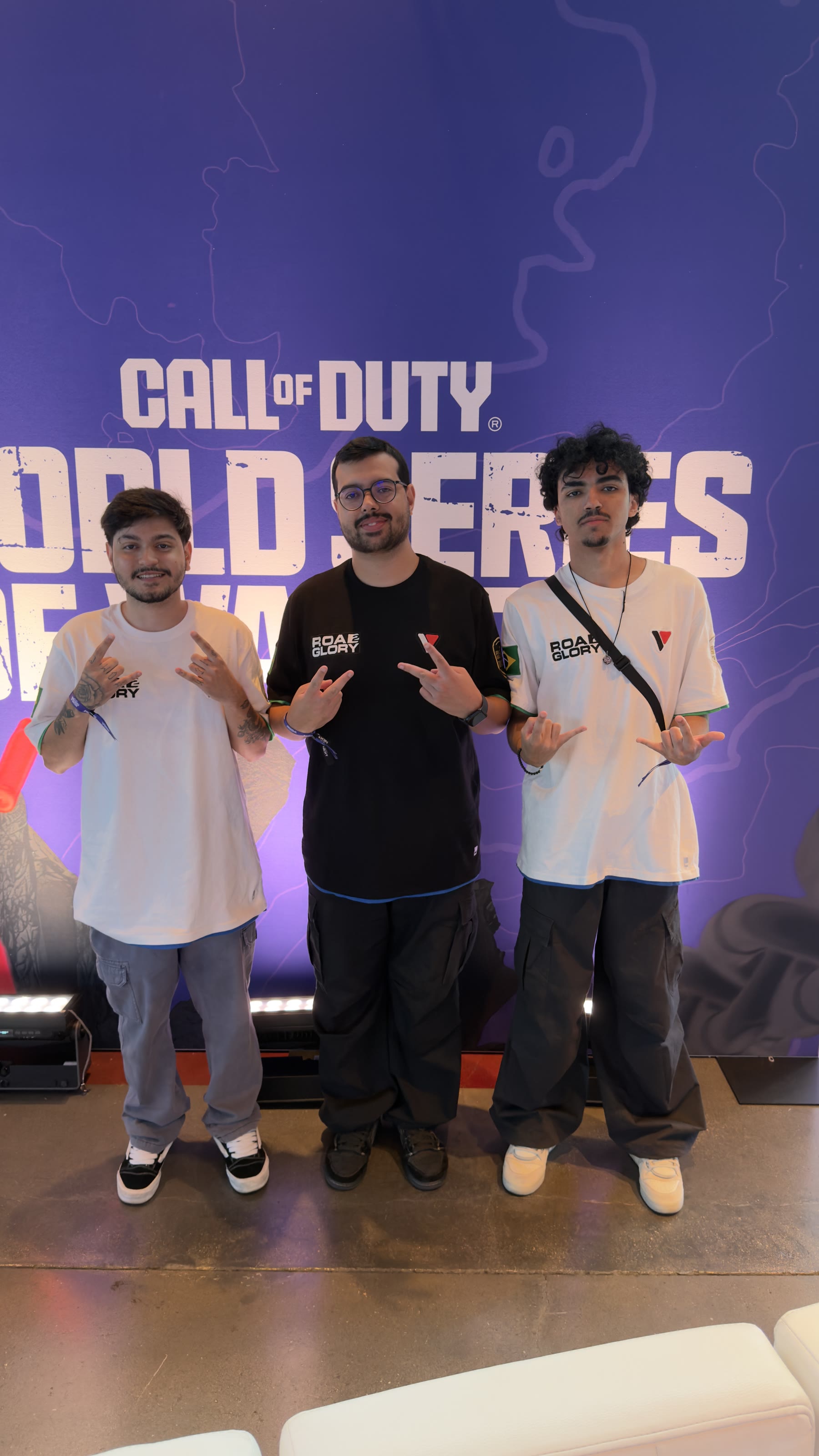 N4NOFPS com o trio no backdrop da World Series of Warzone
