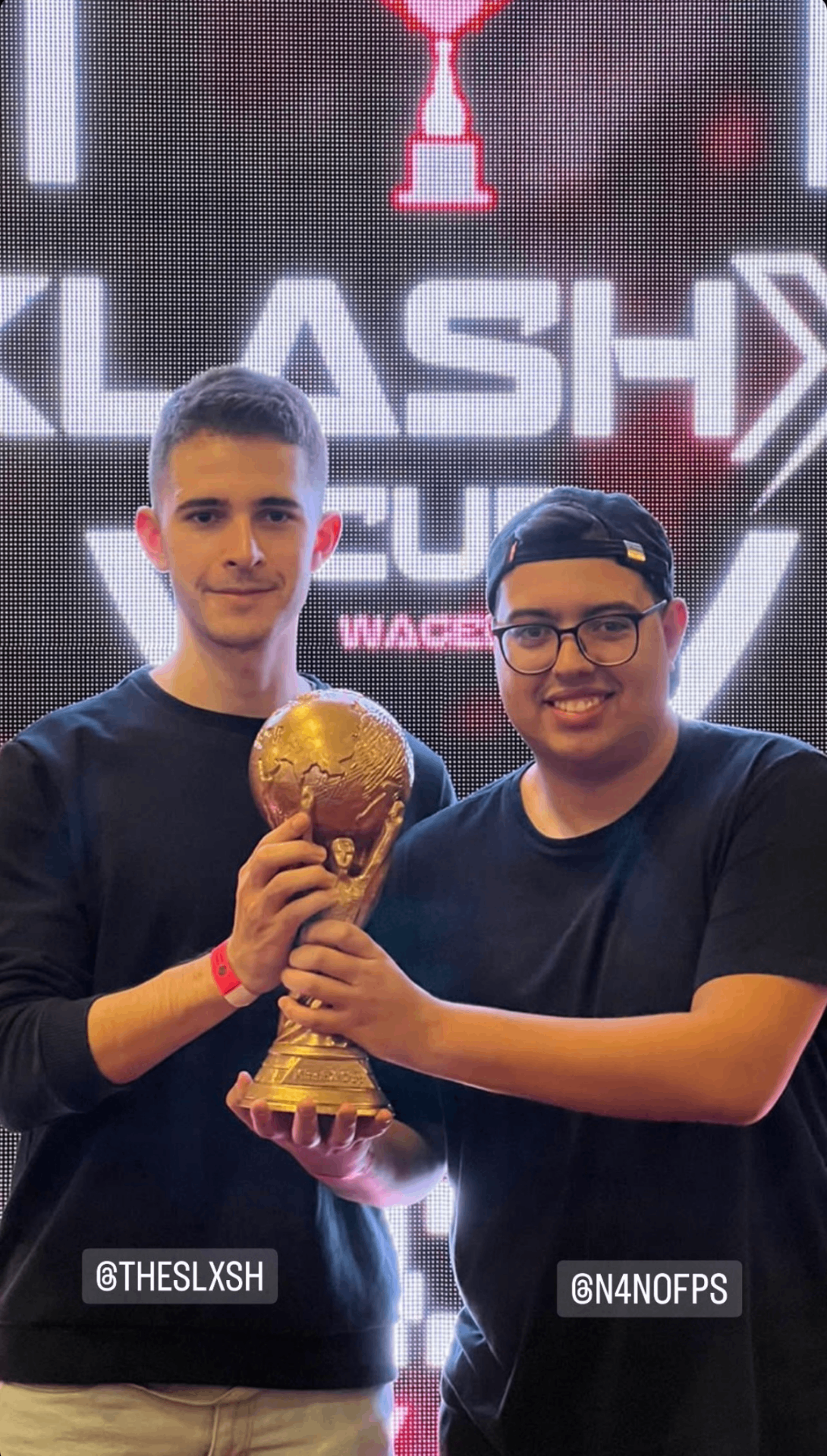 N4NOFPS com o troféu da Klash X Cup, ao lado de Slxsh