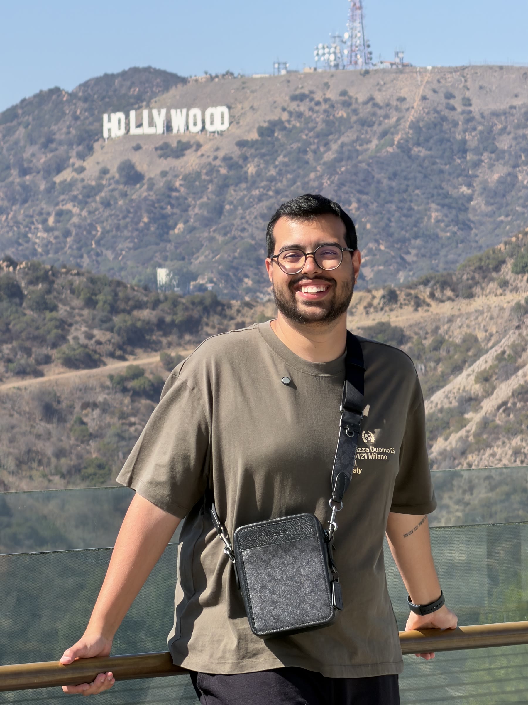 N4NOFPS diante do letreiro de Hollywood