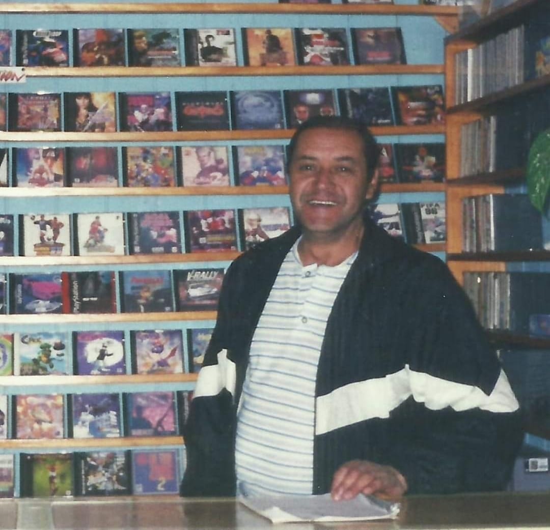 Avô de Danillo na locadora de games da família, nos anos 1990